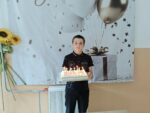 Именинник с тортом